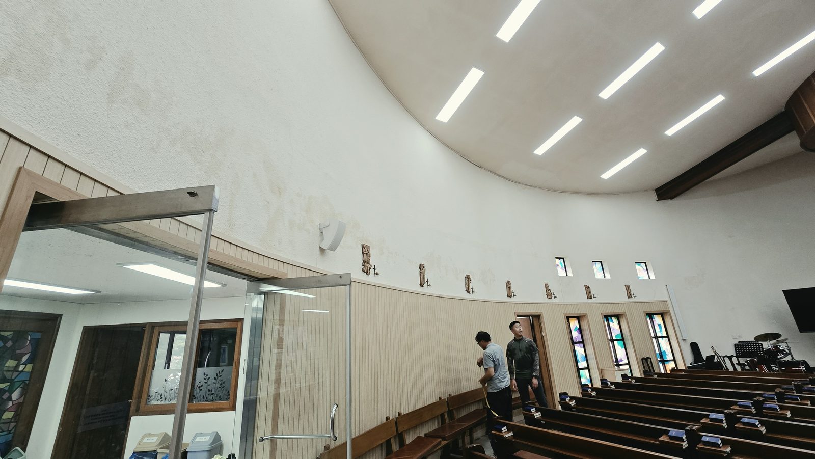 작업 전 — 성당 곡면 벽 상부를 따라 번진 갈색 얼룩